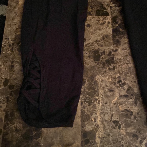 Capris leggings with lattice hem - Picture 2 of 3